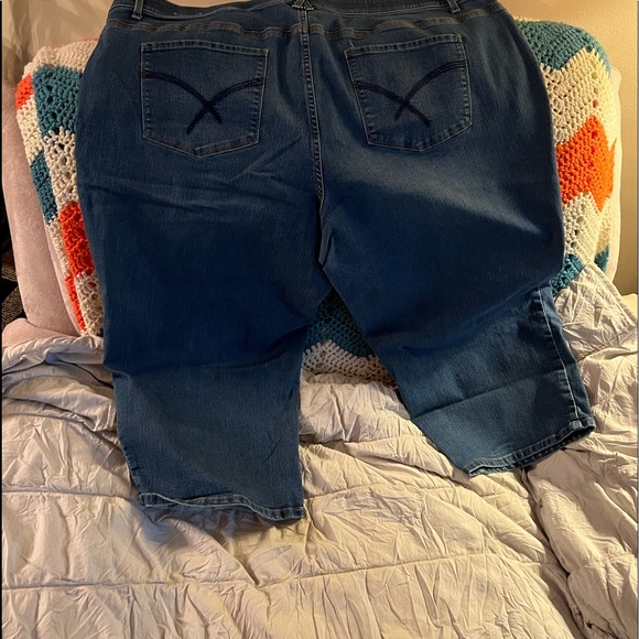 CJ Banks Capris - Picture 2 of 3